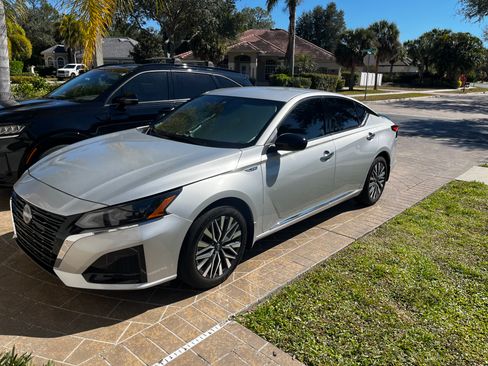 Used 2025 Nissan Altima 2.5 SV image 4