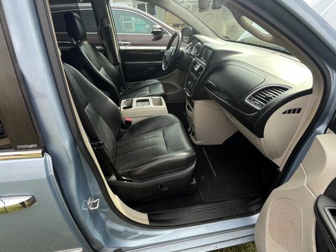 Used 2013 Chrysler Town & Country Touring-L w/ Driver Convenience Group image 28