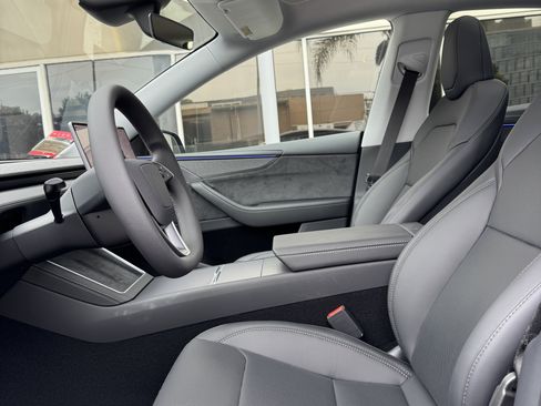 Used 2026 Tesla Model Y Long Range image 9