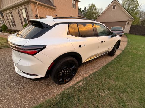Used 2025 Chevrolet Equinox EV RS image 2