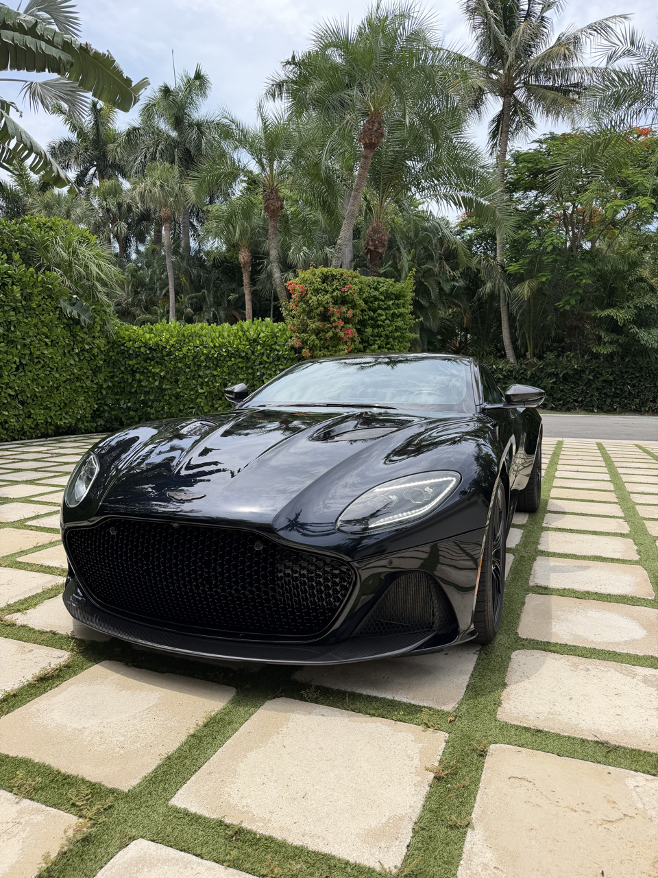 Used 2022 Aston Martin DBS Superleggera RWD image 4
