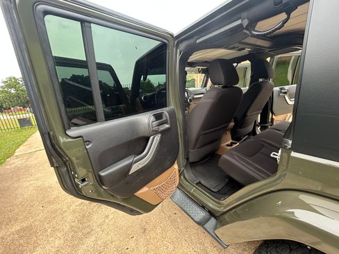 Used 2015 Jeep Wrangler Unlimited Sahara w/ Dual Top Group AWD/4WD image 23