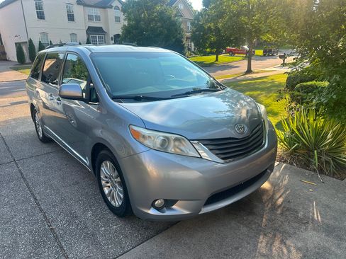 Used 2013 Toyota Sienna XLE w/ Premium Pkg FWD image 11