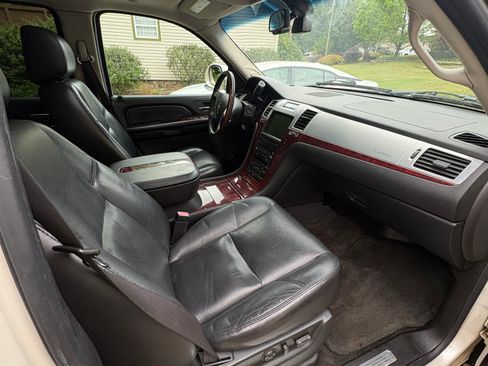 Used 2007 Cadillac Escalade 2WD w/ Information Package image 12