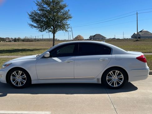 Used 2012 Hyundai Genesis 4.6 image 4