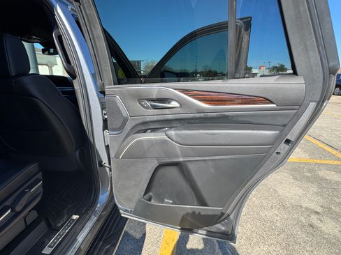 Used 2022 Cadillac Escalade Luxury w/ LPO, Illumination Package image 15