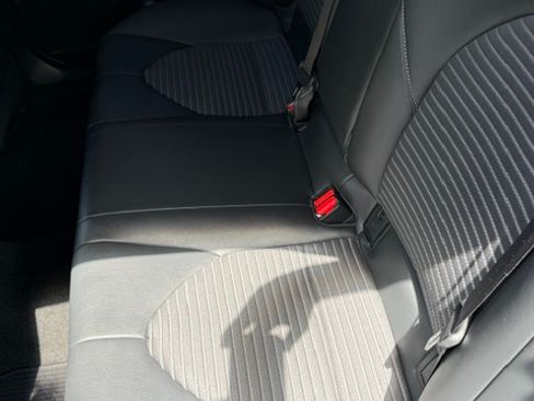 Used 2018 Toyota Camry SE image 6