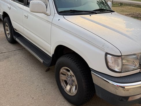 Used 2000 Toyota 4Runner SR5 image 2