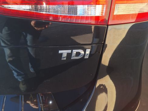 Used 2012 Volkswagen Touareg Sport image 24