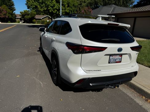 Used 2020 Toyota Highlander XLE AWD/4WD image 4