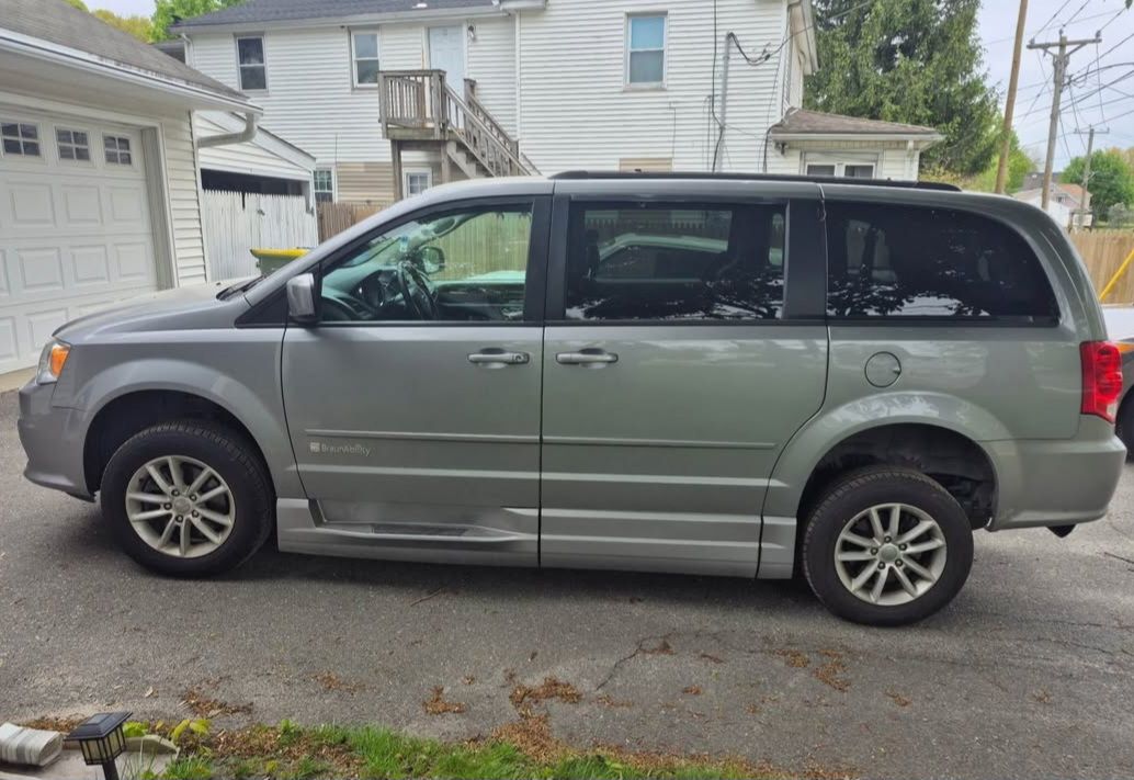 Used 2015 Dodge Grand Caravan SXT FWD image 1