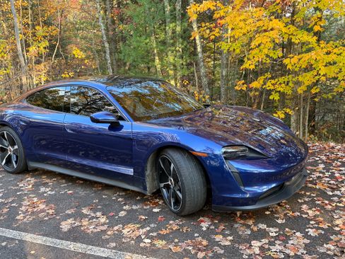 Used 2021 Porsche Taycan image 9