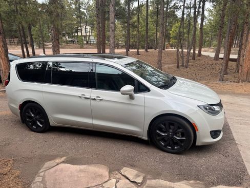 Used 2020 Chrysler Pacifica Touring-L Plus image 8