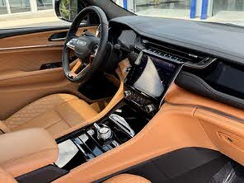 Used 2022 Jeep Grand Cherokee Summit image 6