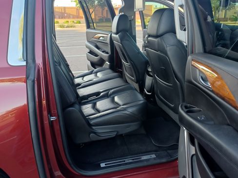 Used 2017 Cadillac Escalade ESV Luxury image 4