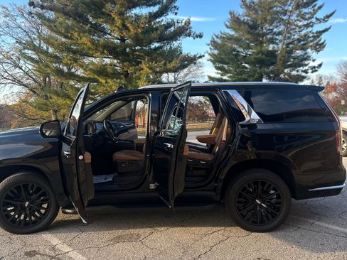 Used 2023 Cadillac Escalade Premium Luxury AWD/4WD image 28