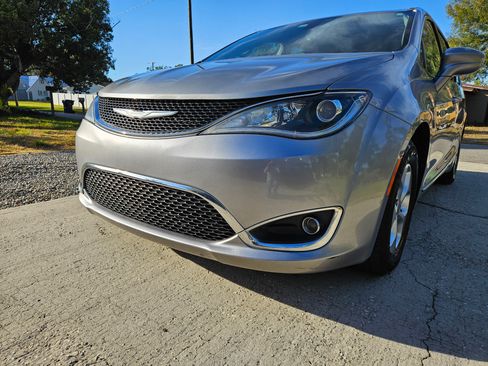 Used 2017 Chrysler Pacifica Touring-L Plus image 10