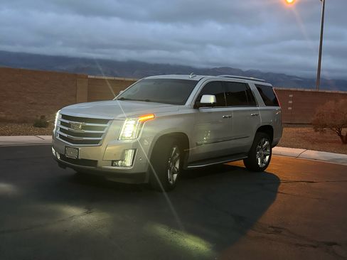 Used 2019 Cadillac Escalade Luxury image 1