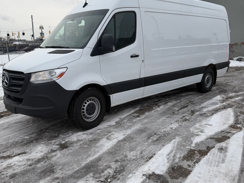 Used 2021 Mercedes-Benz Sprinter 2500 image 2