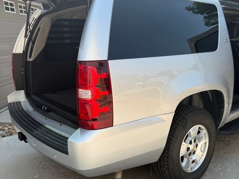 Used 2014 Chevrolet Suburban LT w/ Luxury Package AWD/4WD image 10