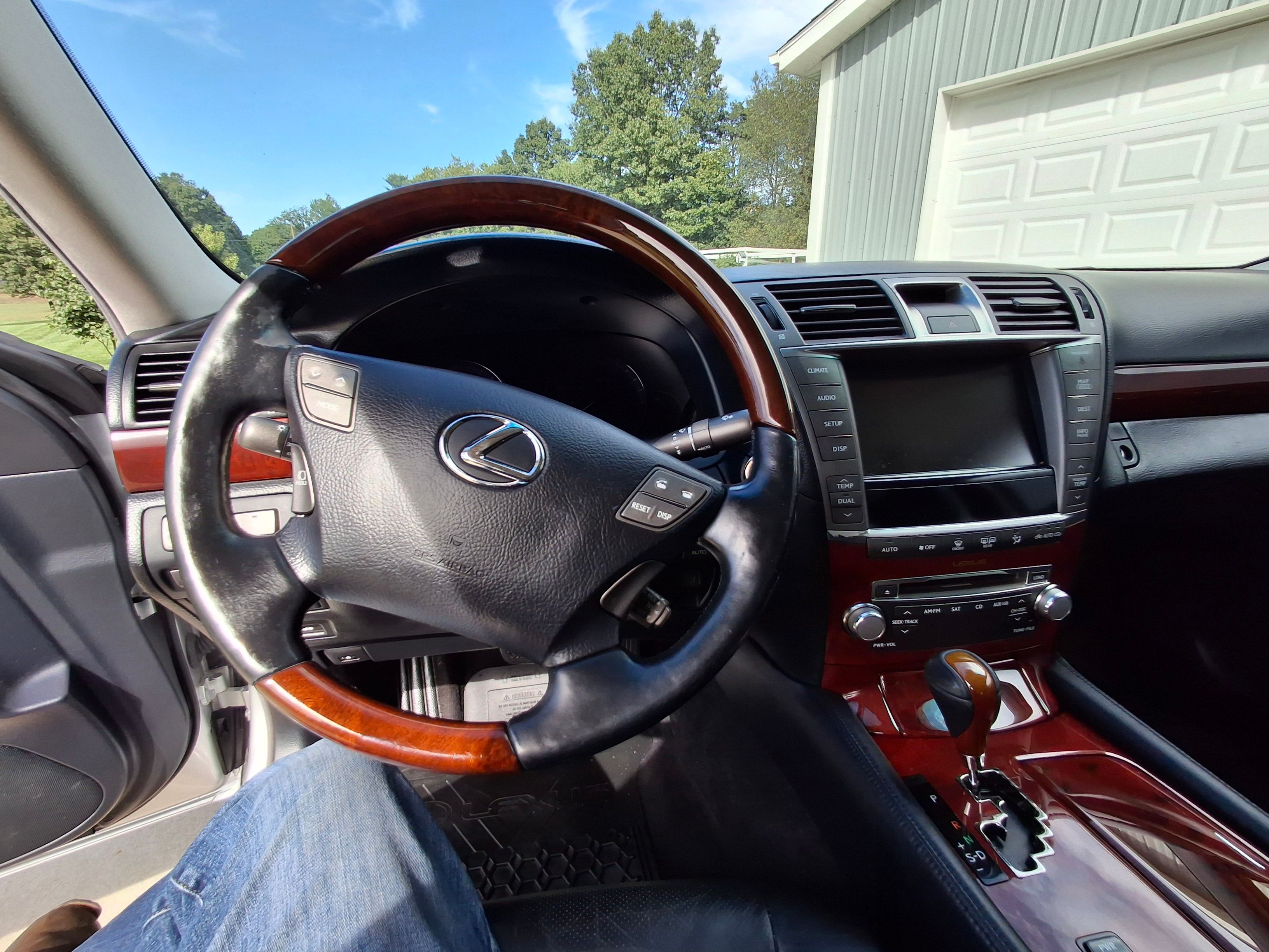 Used 2011 Lexus LS 460 AWD w/ Comfort Pkg image 10