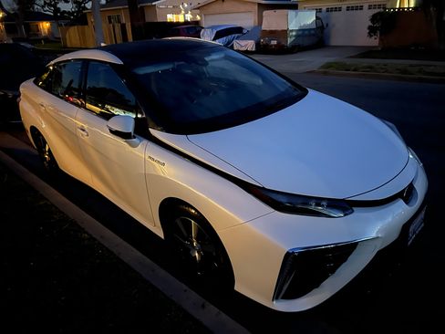 Used 2020 Toyota Mirai FWD image 2