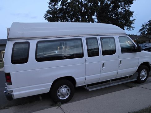 Used 2013 Ford E-250 and Econoline 250 Extended w/ PWR Group RWD image 2