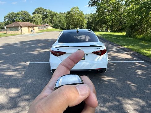 Used 2017 Alfa Romeo Giulia Ti w/ TI 19" Sport Package RWD image 4