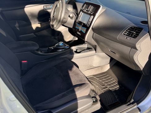 Used 2015 Nissan Leaf SV w/ LED & Quick Charge Package image 4