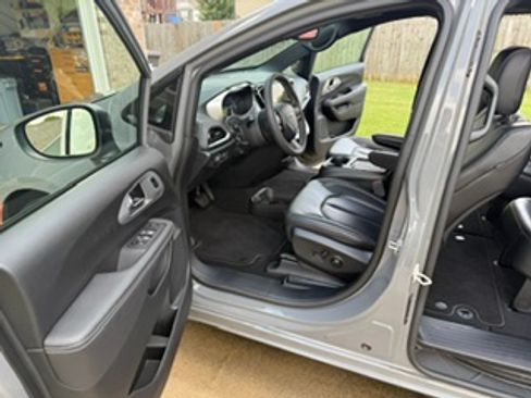 Used 2023 Chrysler Pacifica Touring-L w/ S Appearance Package FWD image 5