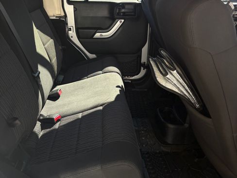 Used 2011 Jeep Wrangler Unlimited Rubicon w/ Connectivity Group AWD/4WD image 7