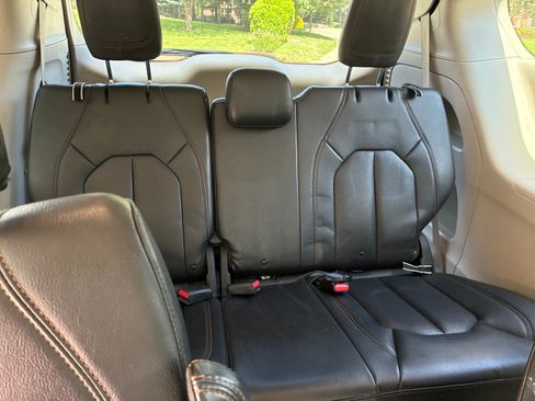 Used 2018 Chrysler Pacifica Touring-L Plus w/ Advanced Safetytec Group FWD image 18