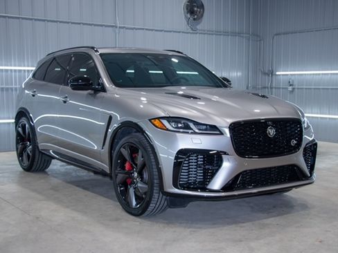 Used 2025 Jaguar F-PACE SVR 575 Edition image 4