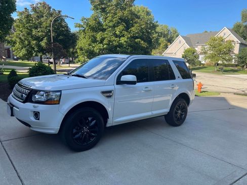 Used 2014 Land Rover LR2 HSE image 2