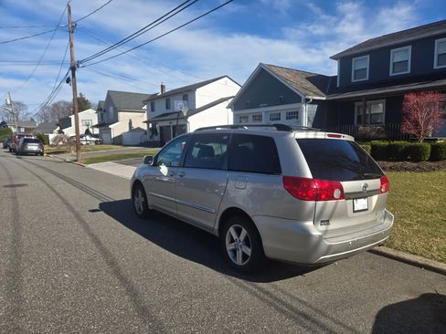 Used 2006 Toyota Sienna XLE Limited image 2