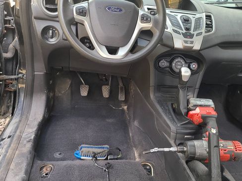 Used 2013 Ford Fiesta SE image 2