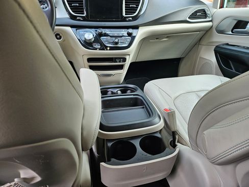 Used 2018 Chrysler Pacifica Touring-L image 10