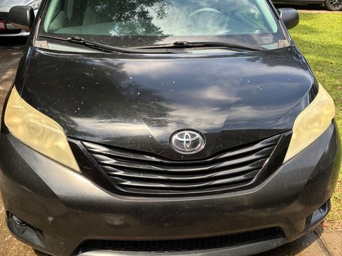 Used 2012 Toyota Sienna FWD image 2