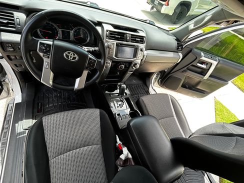 Used 2018 Toyota 4Runner SR5 AWD/4WD image 10