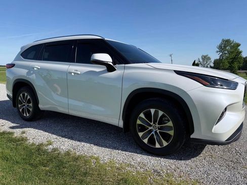 Used 2021 Toyota Highlander XLE AWD/4WD image 16