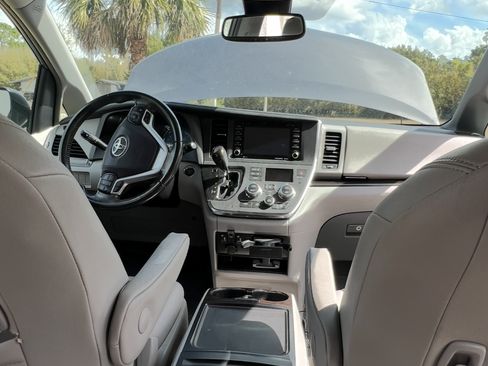 Used 2018 Toyota Sienna XLE w/ XLE Navigation Package image 15