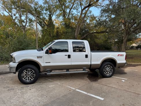 Used 2006 Ford F250 Lariat image 1