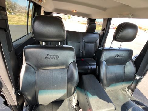 Used 2012 Jeep Liberty Sport image 12