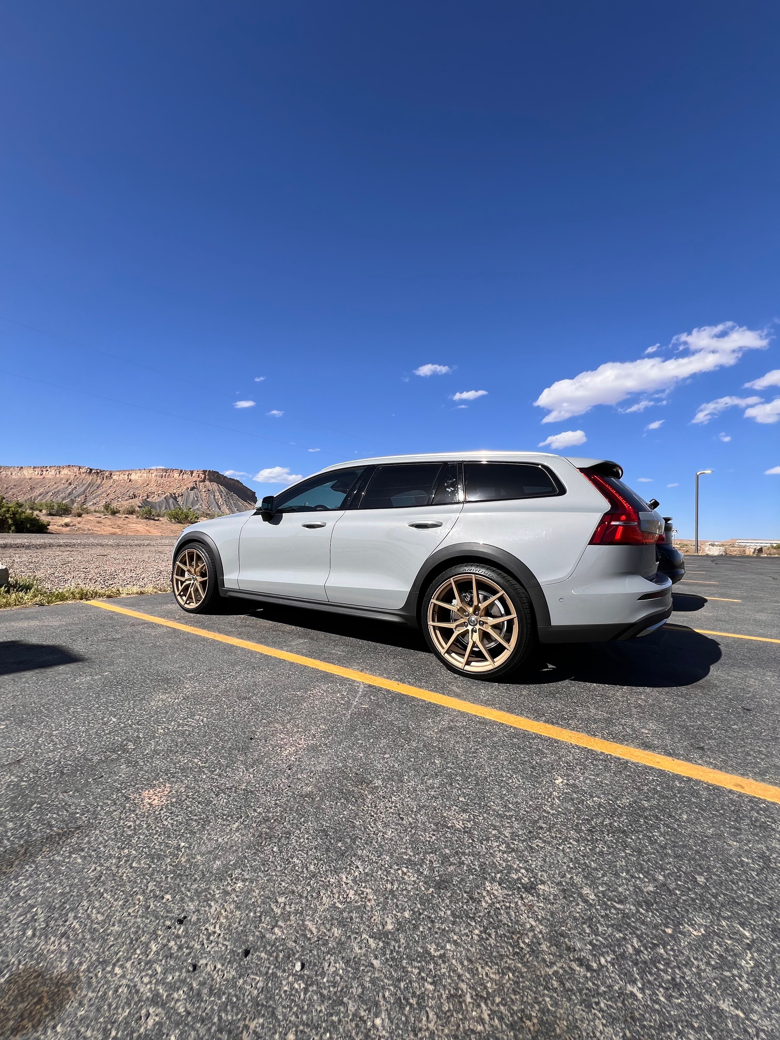 Used 2025 Volvo V60 B5 Cross Country Plus w/ Protection Package Premier AWD/4WD image 4