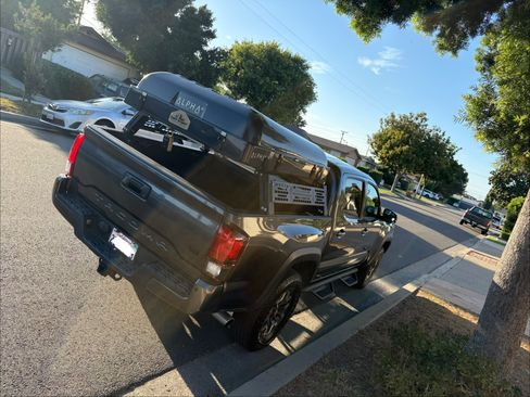 Used 2019 Toyota Tacoma TRD Off-Road AWD/4WD image 8
