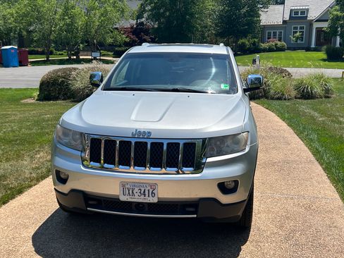 Used 2011 Jeep Grand Cherokee Overland AWD/4WD image 12