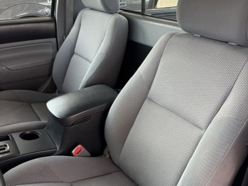 Used 2014 Toyota Tacoma 4x4 Regular Cab image 11