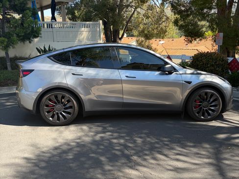 Used 2024 Tesla Model Y Performance image 2