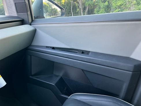 Used 2025 Tesla Cybertruck AWD Crew Cab image 4