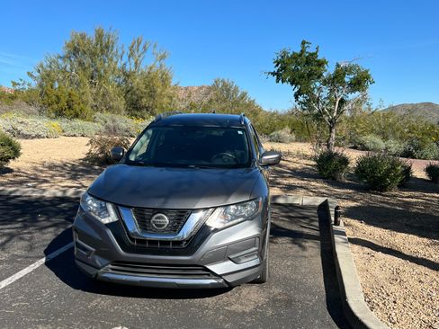 Used 2019 Nissan Rogue SV image 1